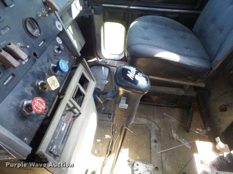 image for item K7651 1993 Mack CH613 semi truck