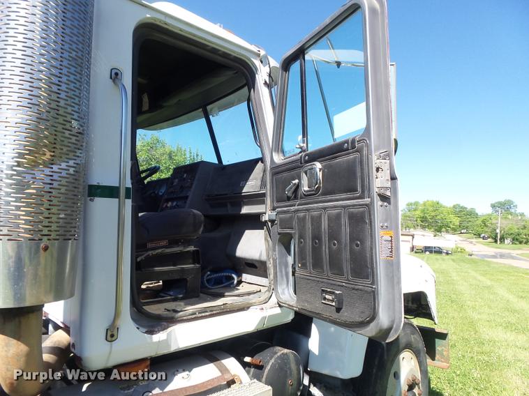 image for item K7651 1993 Mack CH613 semi truck
