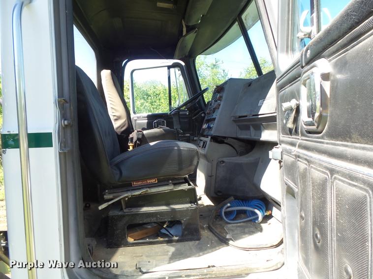 image for item K7651 1993 Mack CH613 semi truck