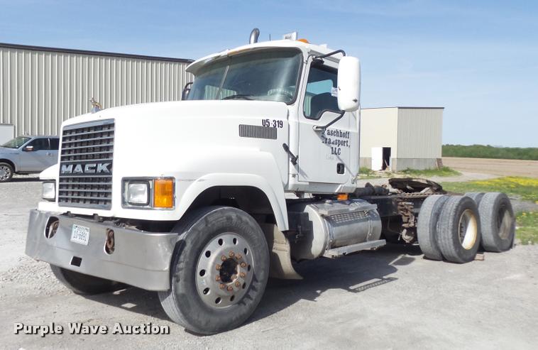 image for item K7654 2005 Mack CHN613 semi truck