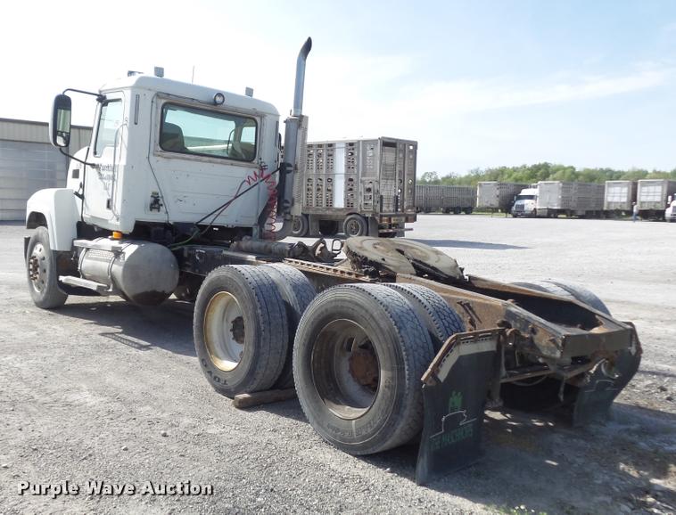 image for item K7654 2005 Mack CHN613 semi truck