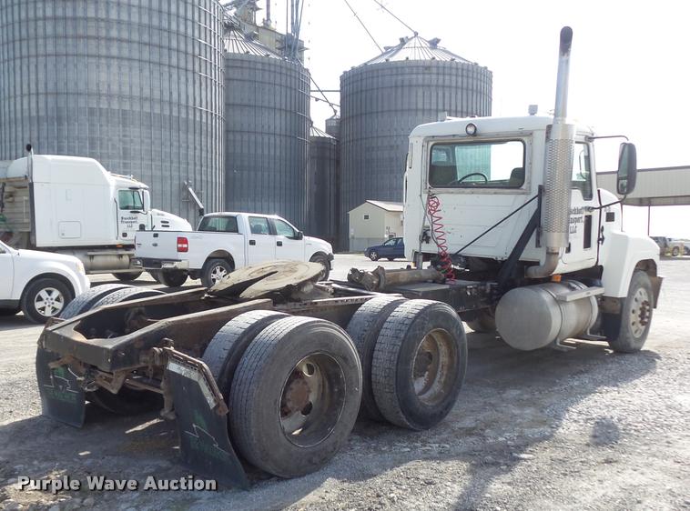 image for item K7654 2005 Mack CHN613 semi truck