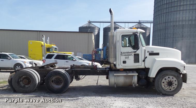 image for item K7654 2005 Mack CHN613 semi truck