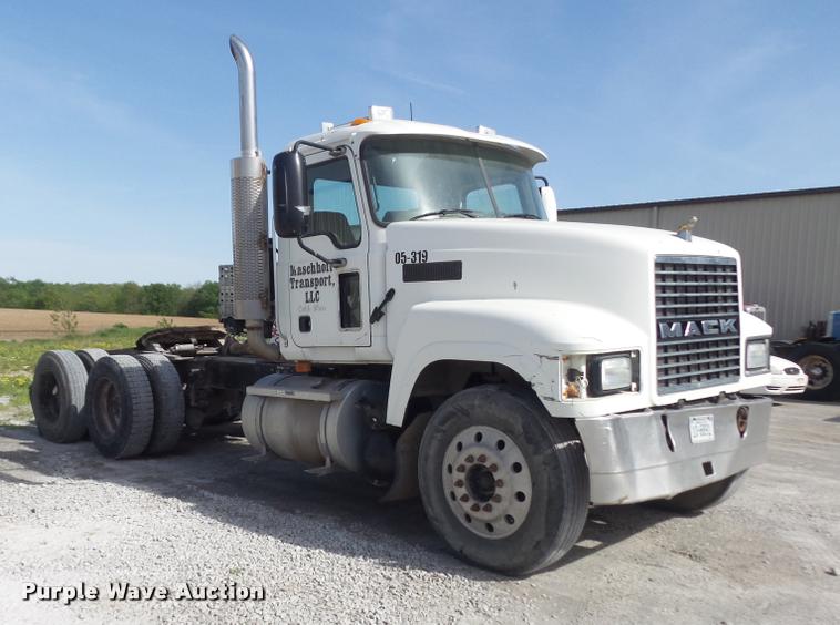 image for item K7654 2005 Mack CHN613 semi truck