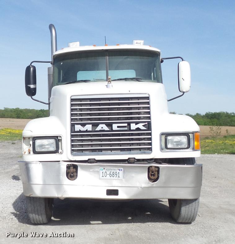 image for item K7654 2005 Mack CHN613 semi truck