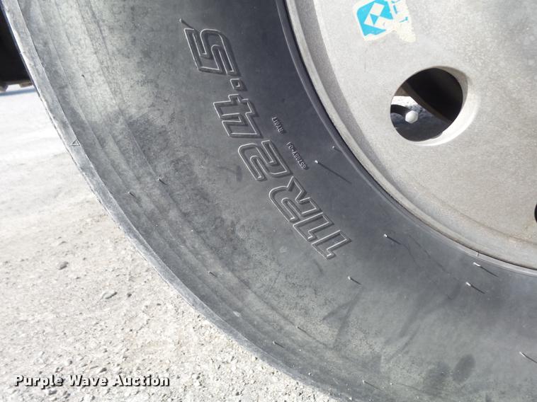 image for item K7654 2005 Mack CHN613 semi truck