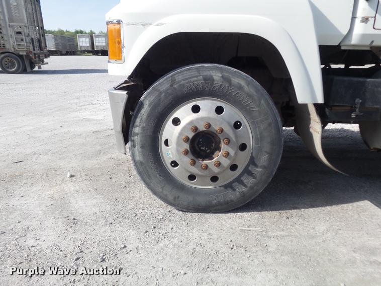 image for item K7654 2005 Mack CHN613 semi truck