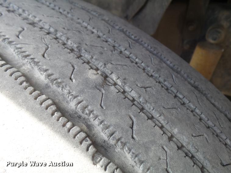 image for item K7654 2005 Mack CHN613 semi truck