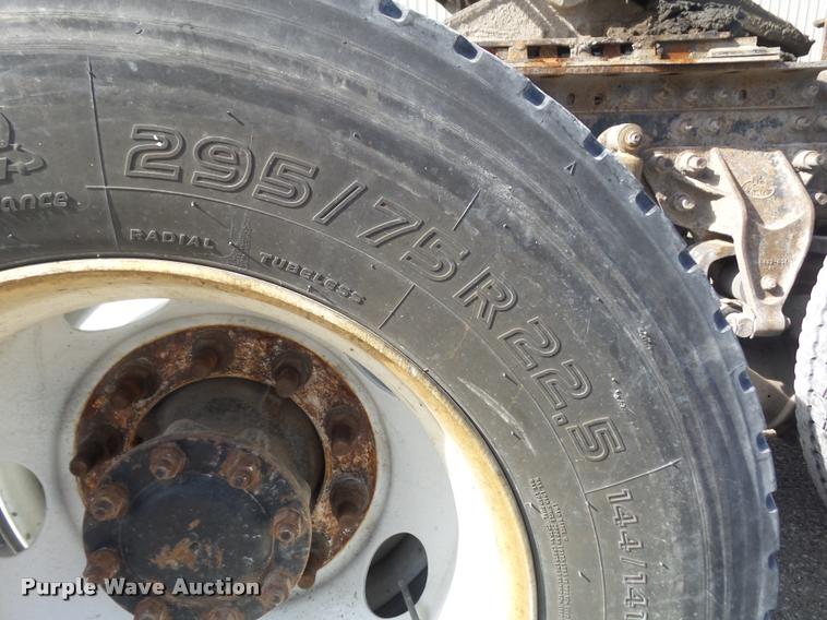 image for item K7654 2005 Mack CHN613 semi truck