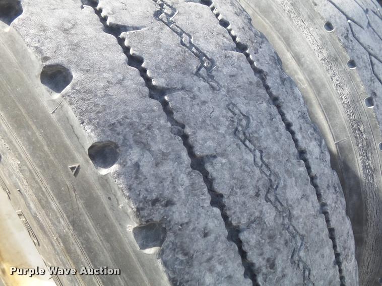 image for item K7654 2005 Mack CHN613 semi truck