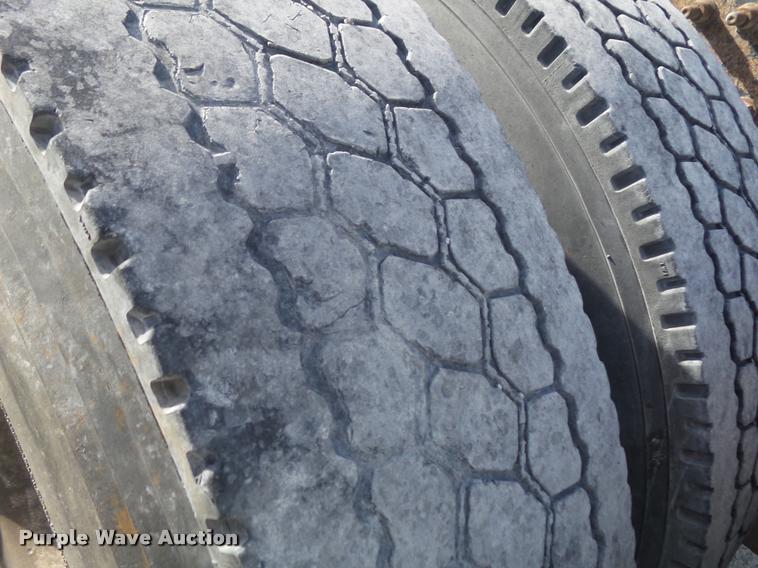 image for item K7654 2005 Mack CHN613 semi truck