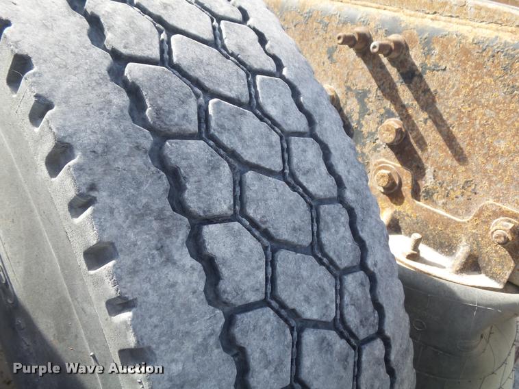 image for item K7654 2005 Mack CHN613 semi truck