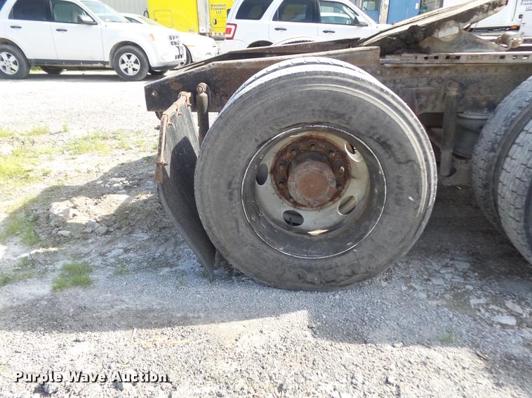 image for item K7654 2005 Mack CHN613 semi truck