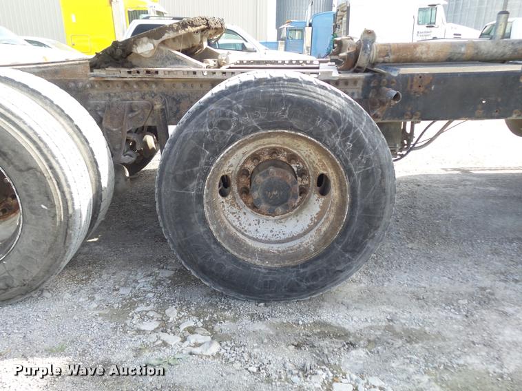 image for item K7654 2005 Mack CHN613 semi truck