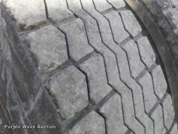 image for item K7654 2005 Mack CHN613 semi truck