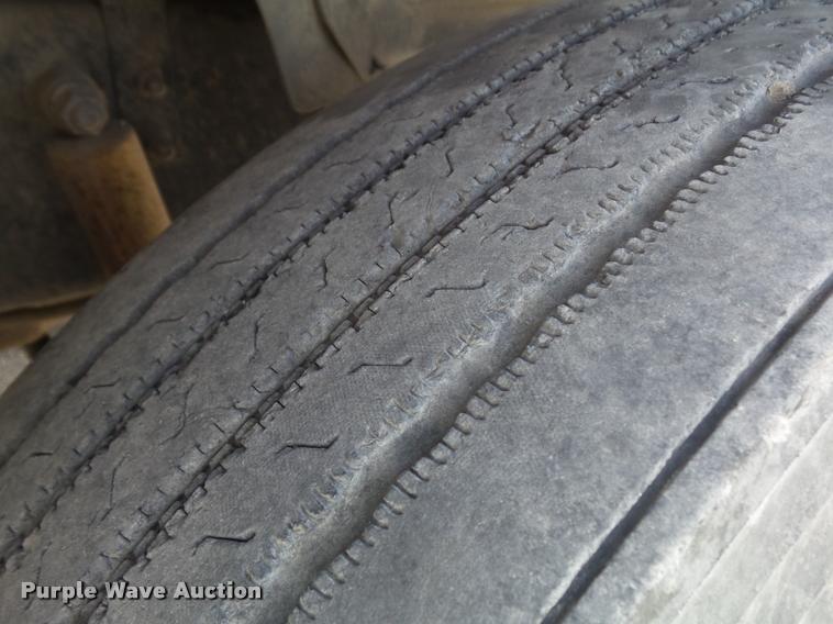 image for item K7654 2005 Mack CHN613 semi truck