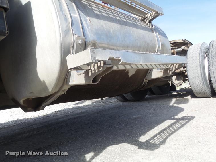 image for item K7654 2005 Mack CHN613 semi truck