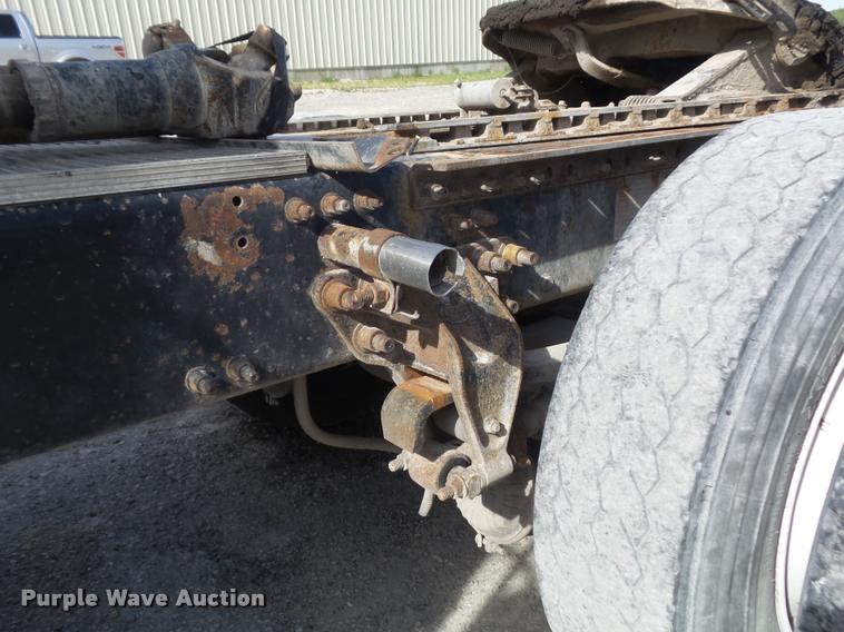 image for item K7654 2005 Mack CHN613 semi truck