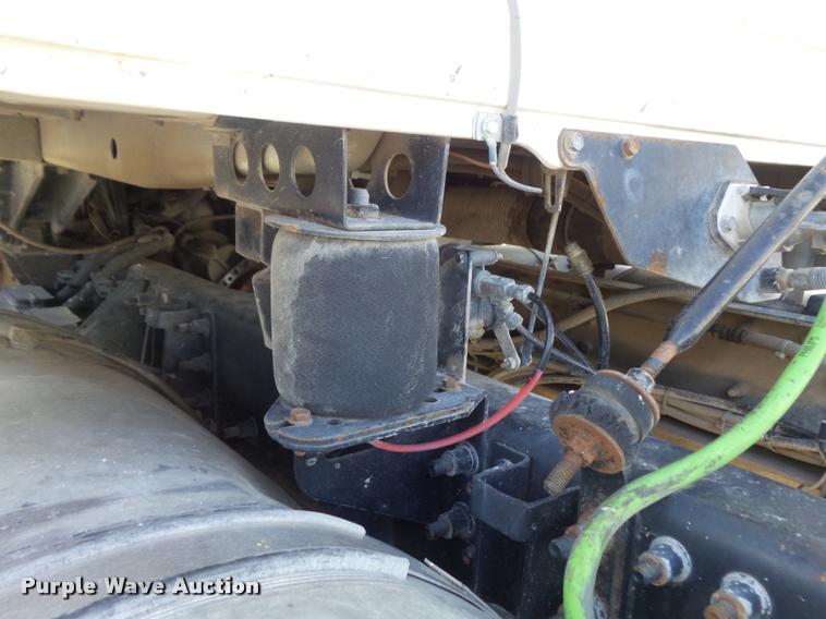 image for item K7654 2005 Mack CHN613 semi truck