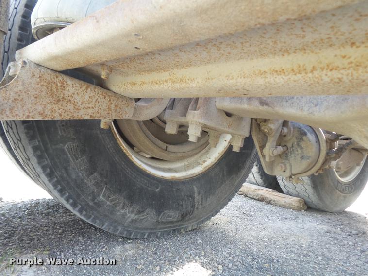 image for item K7654 2005 Mack CHN613 semi truck