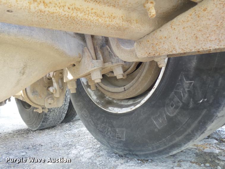 image for item K7654 2005 Mack CHN613 semi truck