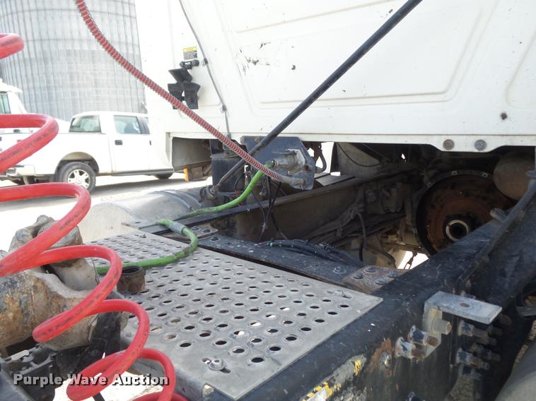 image for item K7654 2005 Mack CHN613 semi truck