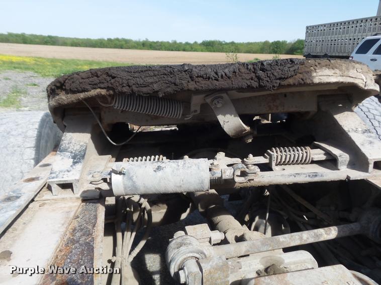 image for item K7654 2005 Mack CHN613 semi truck