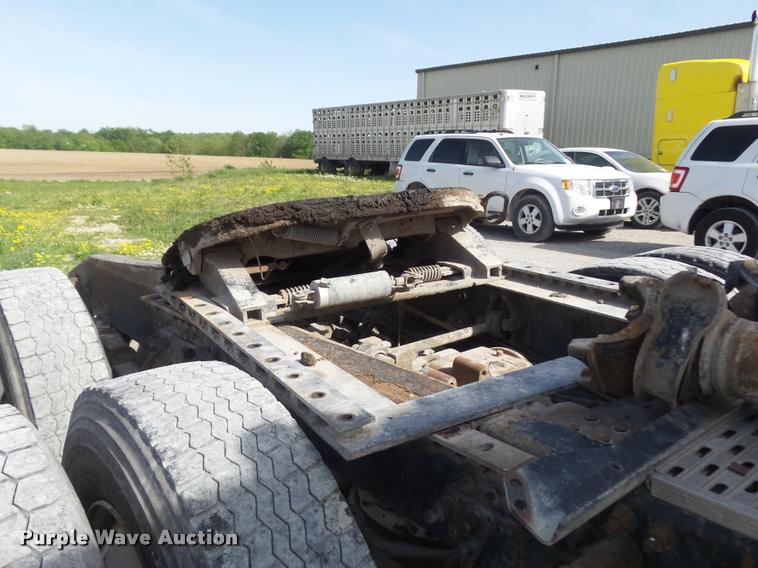 image for item K7654 2005 Mack CHN613 semi truck