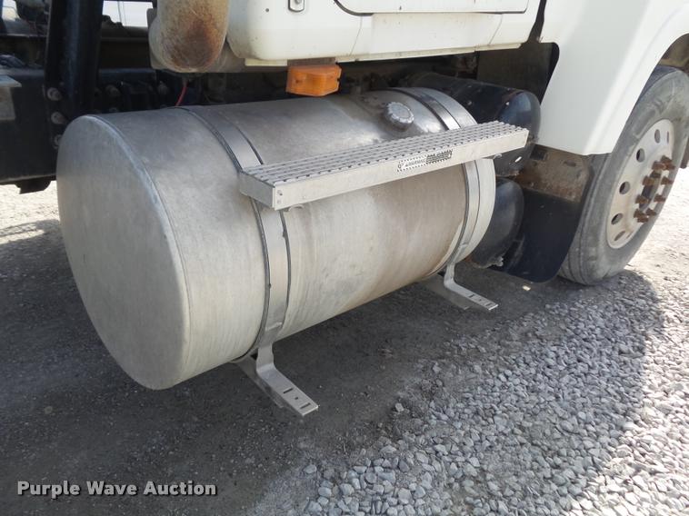 image for item K7654 2005 Mack CHN613 semi truck