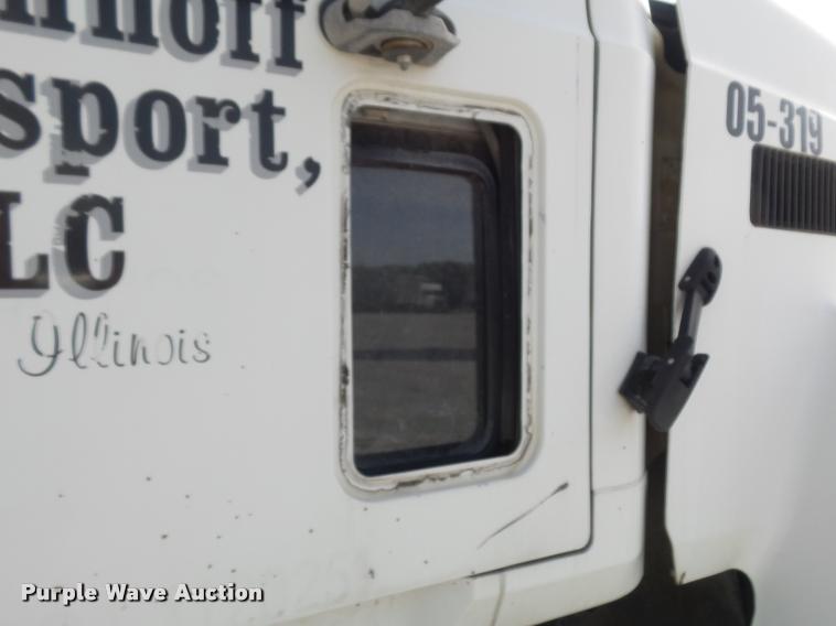 image for item K7654 2005 Mack CHN613 semi truck