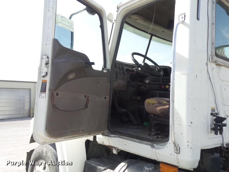 image for item K7654 2005 Mack CHN613 semi truck