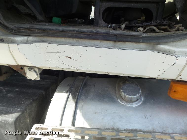 image for item K7654 2005 Mack CHN613 semi truck