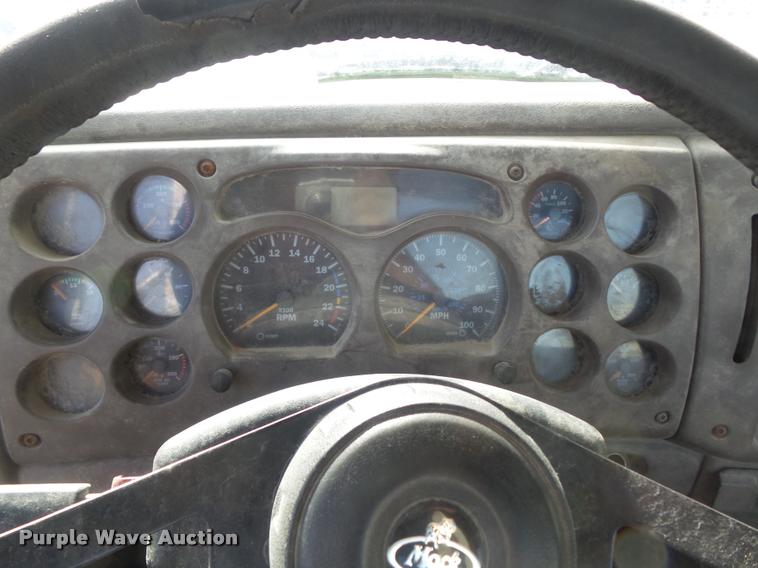 image for item K7654 2005 Mack CHN613 semi truck