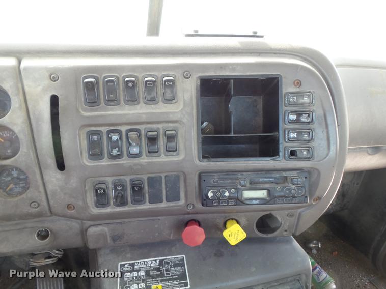 image for item K7654 2005 Mack CHN613 semi truck