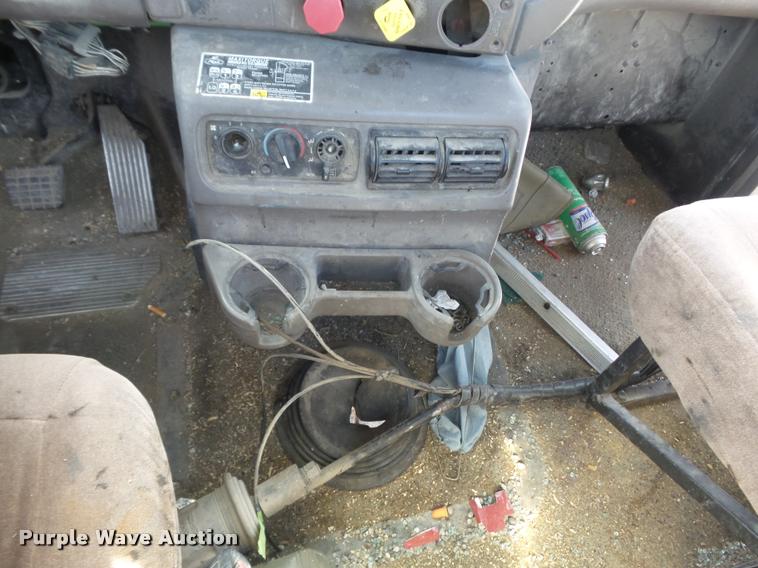 image for item K7654 2005 Mack CHN613 semi truck