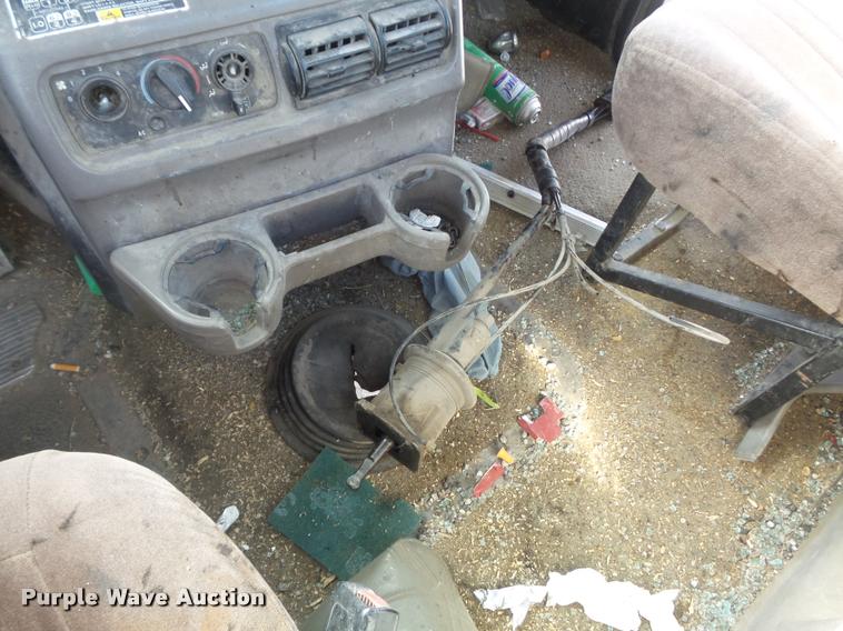 image for item K7654 2005 Mack CHN613 semi truck