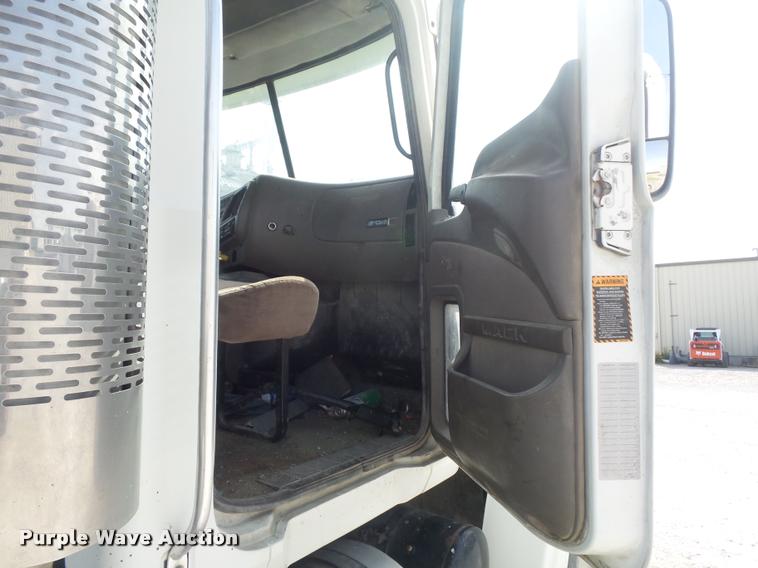 image for item K7654 2005 Mack CHN613 semi truck