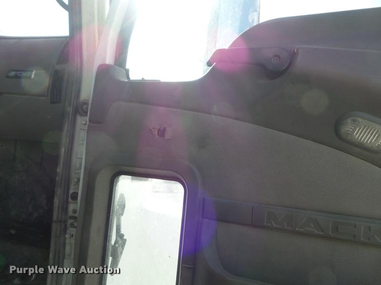 image for item K7654 2005 Mack CHN613 semi truck