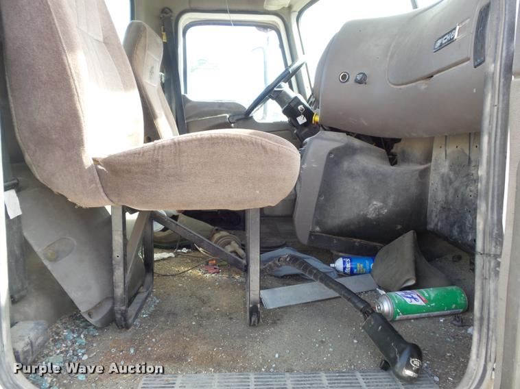 image for item K7654 2005 Mack CHN613 semi truck