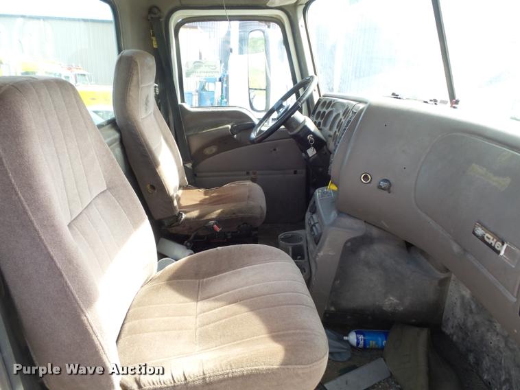 image for item K7654 2005 Mack CHN613 semi truck