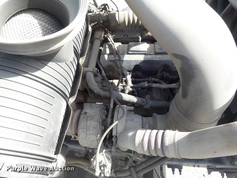 image for item K7654 2005 Mack CHN613 semi truck