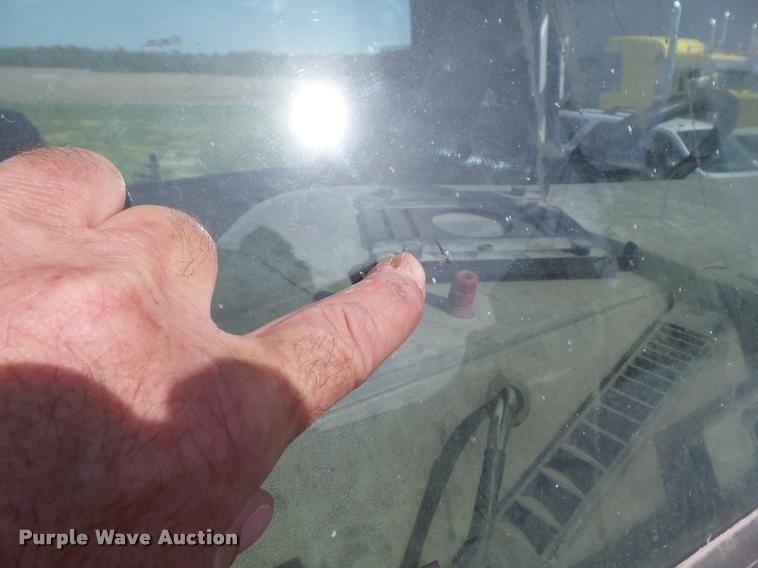 image for item K7654 2005 Mack CHN613 semi truck