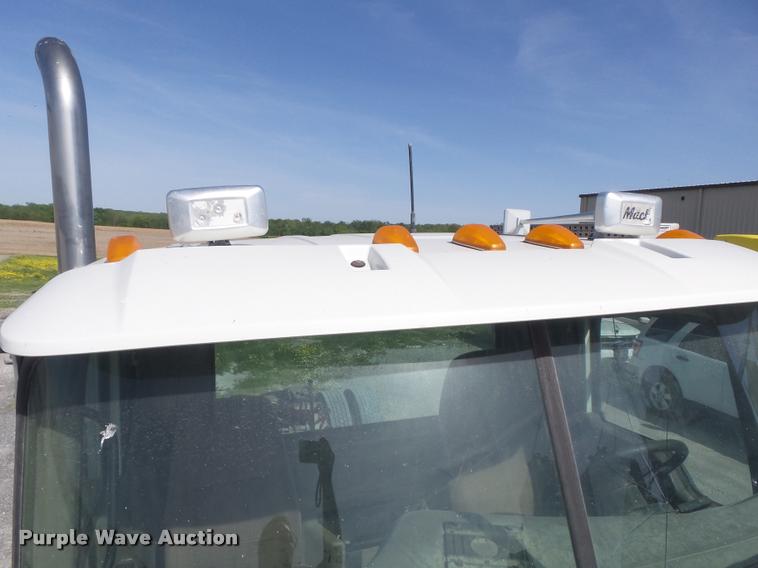 image for item K7654 2005 Mack CHN613 semi truck