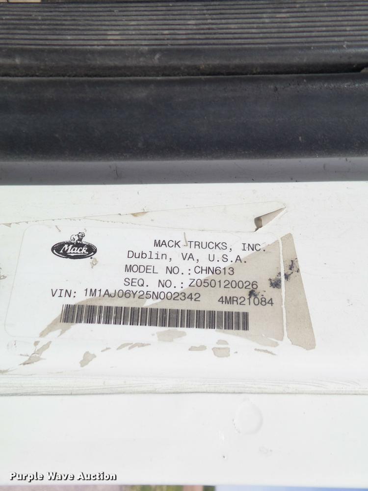 image for item K7654 2005 Mack CHN613 semi truck