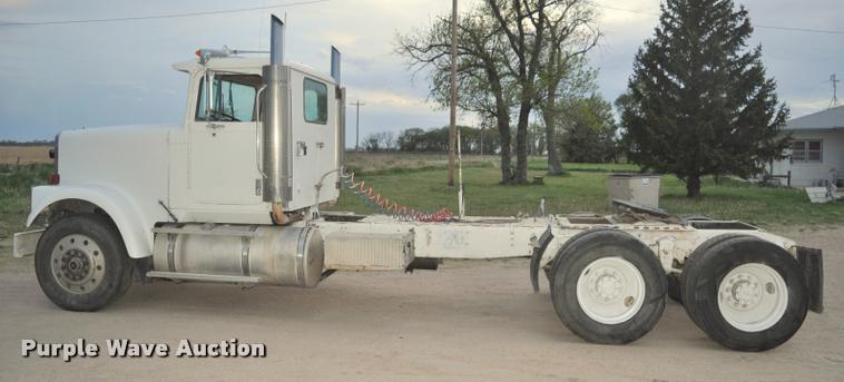 image for item L5229 1986 International F9370 semi truck