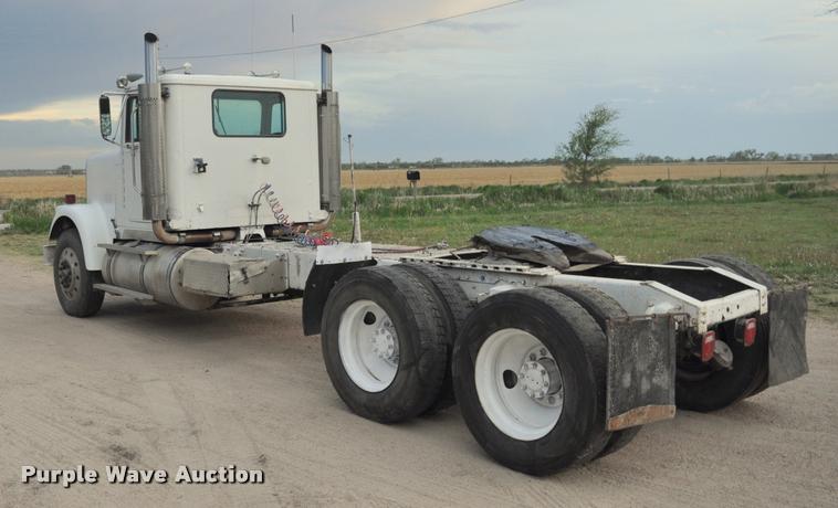 image for item L5229 1986 International F9370 semi truck