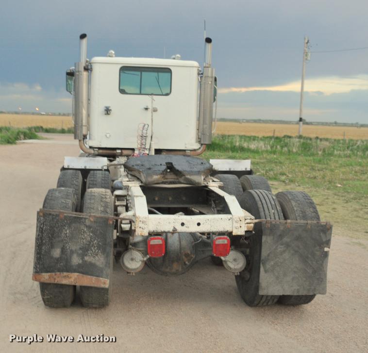 image for item L5229 1986 International F9370 semi truck