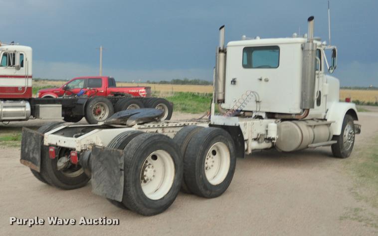 image for item L5229 1986 International F9370 semi truck