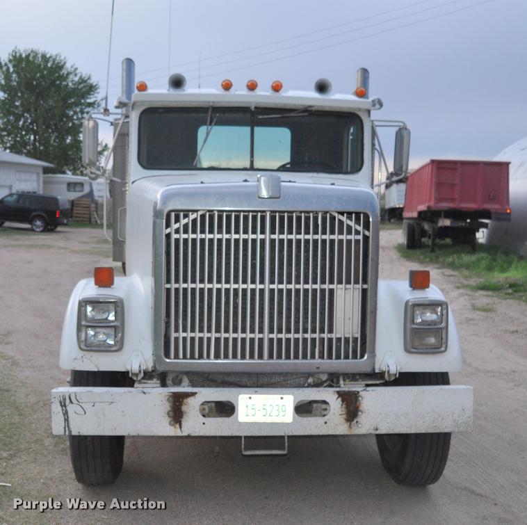 image for item L5229 1986 International F9370 semi truck
