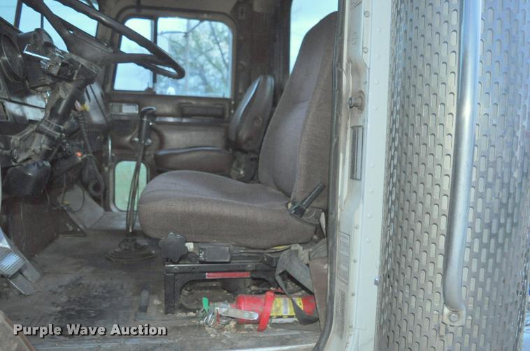 image for item L5229 1986 International F9370 semi truck